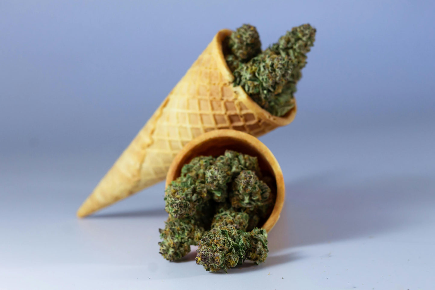 dos conos helado relleno de cogollos de cannabis cbd