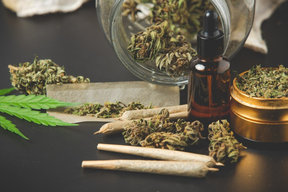 Flores de CBD, aceites y porros listos para la relajación y ansiedad. Productos de The Green Muse