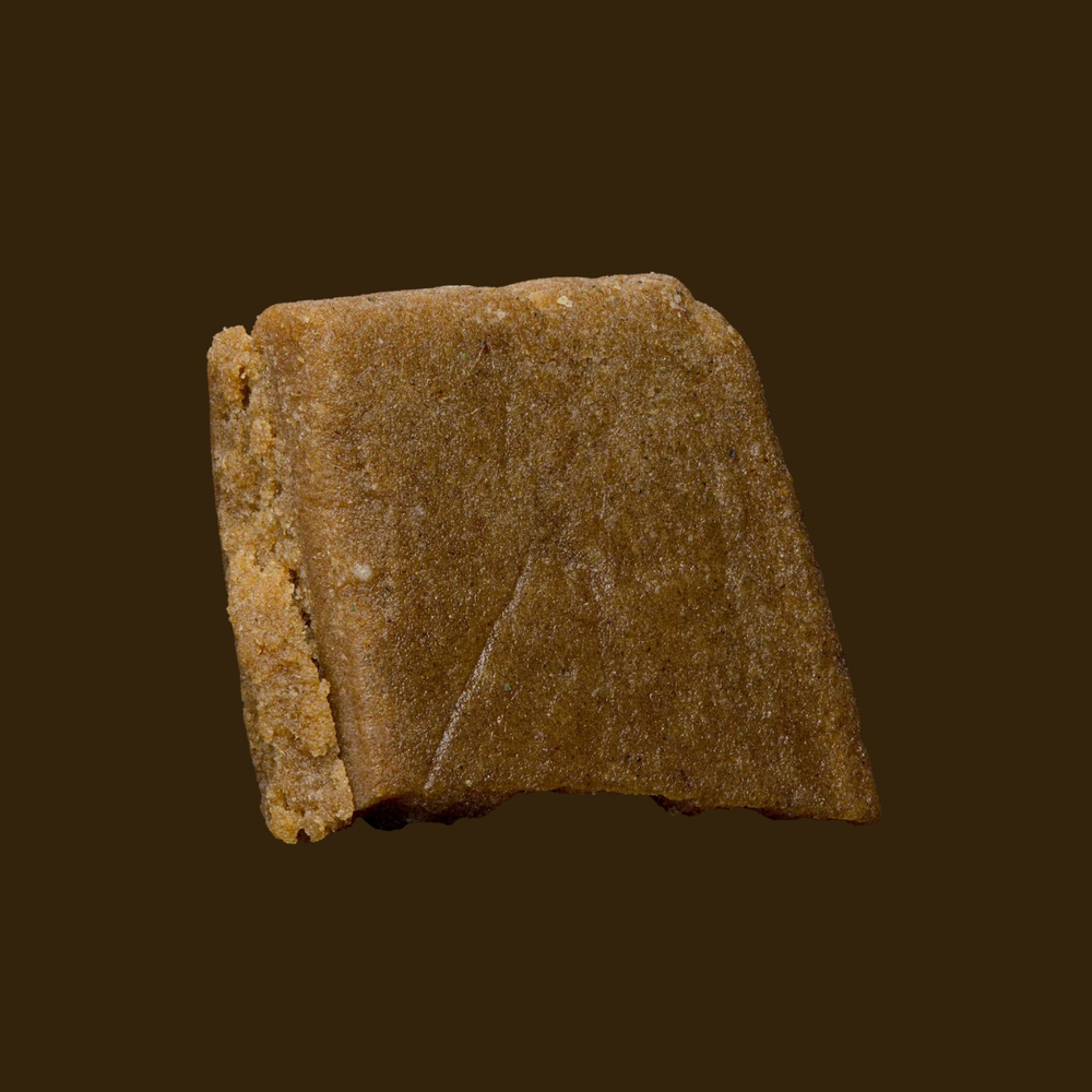 
                  
                    Foto de una pastilla de Hash de CBD, concentrado de terpenos de cannabis natural de The Green Muse.
                  
                