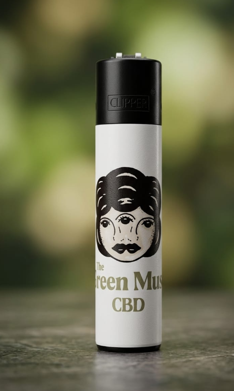 echero Clipper blanco recargable de colección con logo de The Green Muse CBD